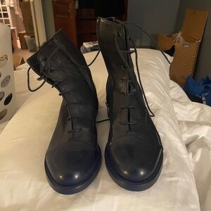 La Canadienne black leather ankle boots w/ patent leather toes, size 8